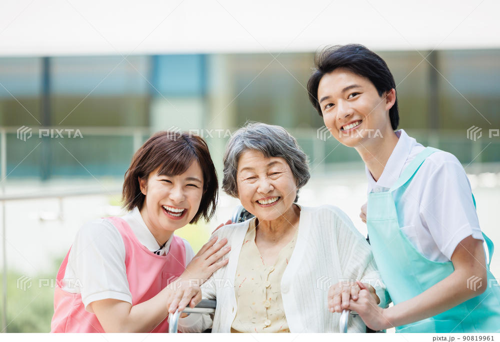 笑顔の介護士と利用者